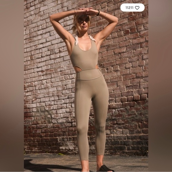 Free People Movement Back it Up- Romper Sage Beige NWT Size XS - Picture 4 of 10